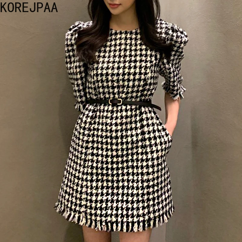 

Korejpaa Women Dress 2021 Korean Fashion Elegant Retro Round Neck Houndstooth Design Lace-up Waist Tassel Edging Dress with Belt