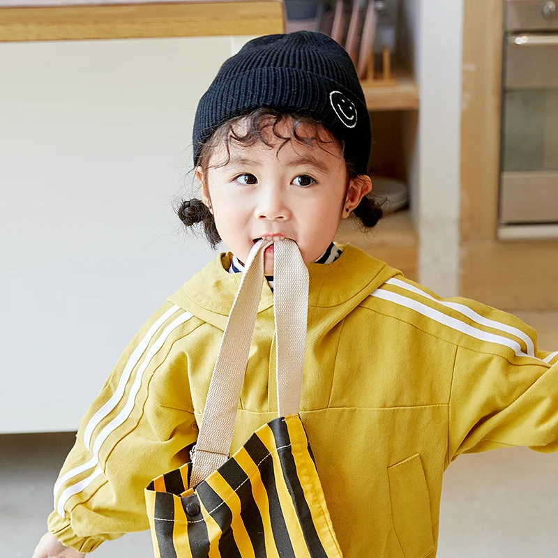 Шапка вязаная детская осенне-зимняя однотонная с вышитыми улыбками | Детская