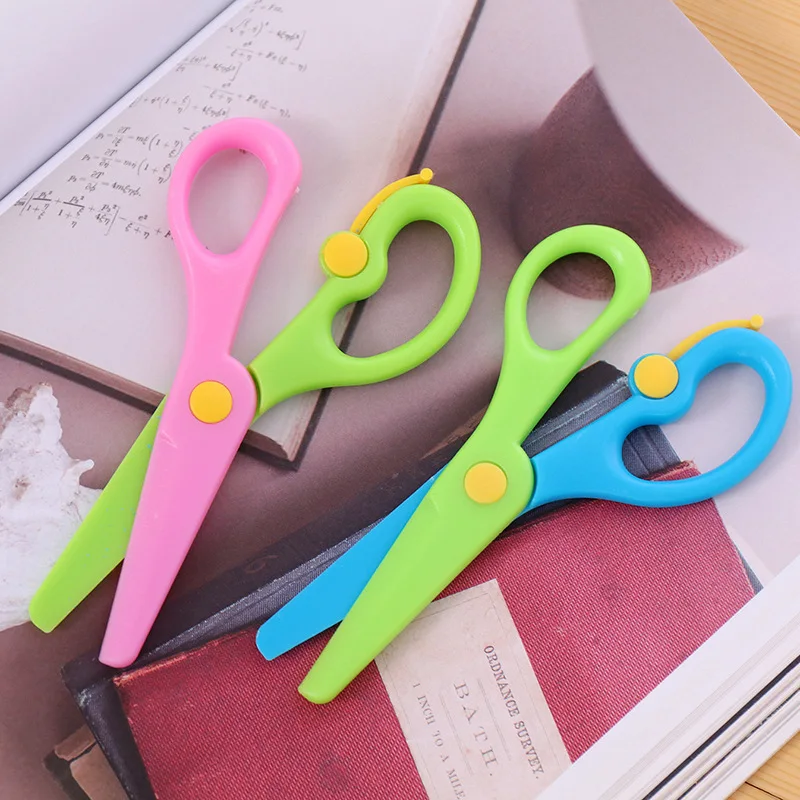 New 1Pcs 137mm Mini Safety Round Head Plastic Scissors Student Kids Paper Cutting Minions Supplies for Kindergarten School