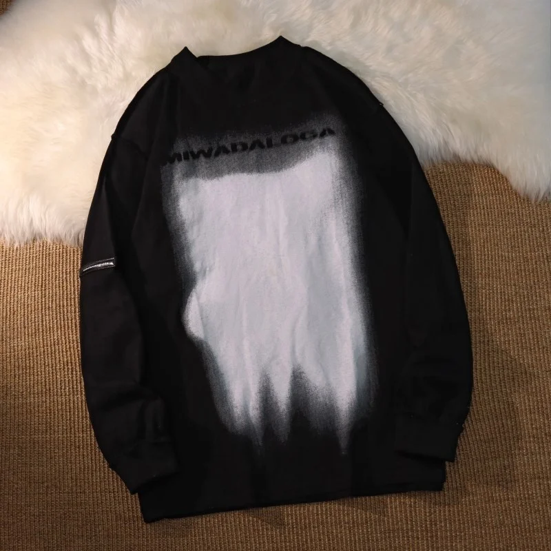 

Черная футболка с длинным рукавом и граффити в стиле ретро