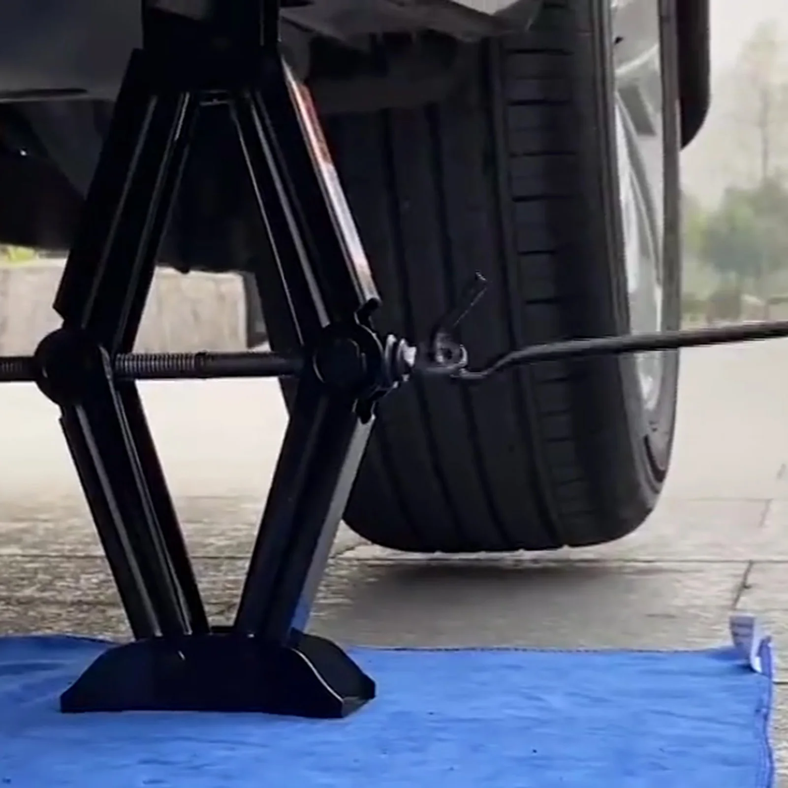 

Cost-effective 2Tons Foldable Car Jack Hand-operated Horizontal Type 2 Tons Car Jack Car Tire Repair with Thicker Steel Plate