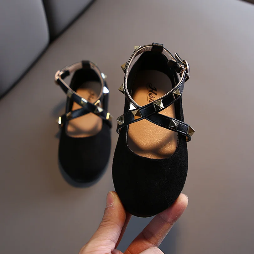 Замшевые туфли для девочек с перекрестными ремешками Детская обувь заклепками