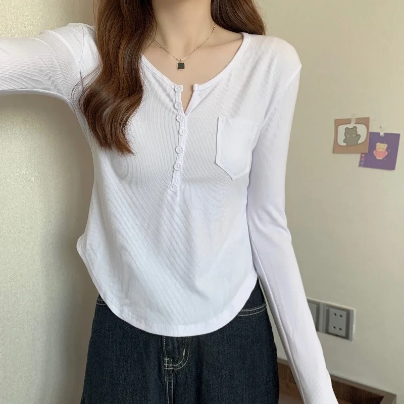 Женская футболка с длинным рукавом белая облегающая V-образным вырезом и для