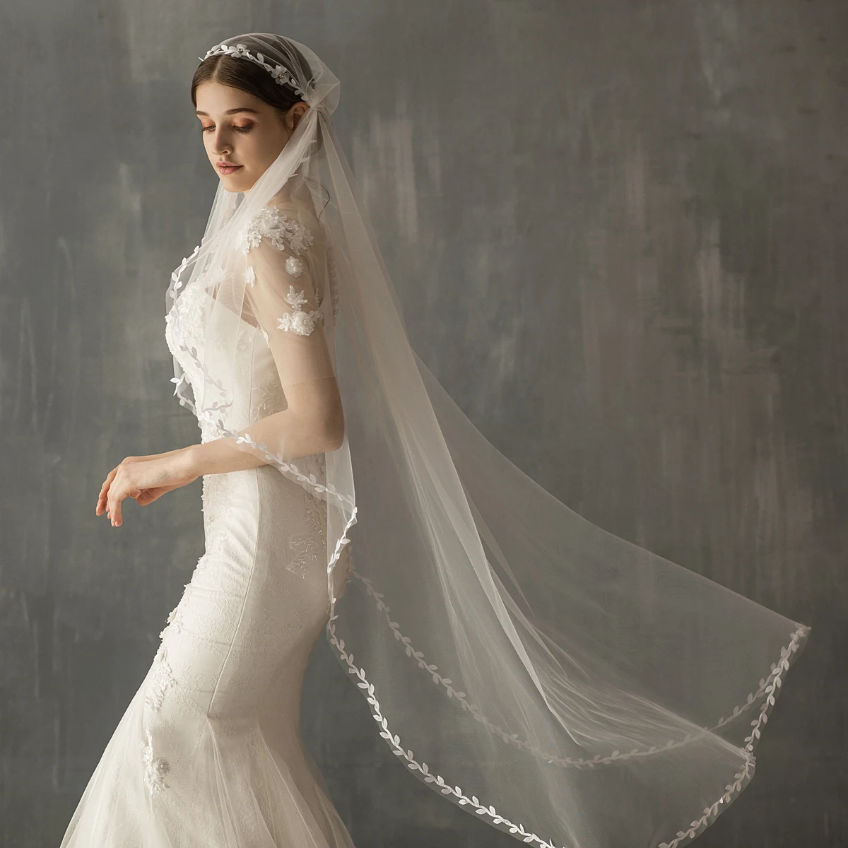 

Elegant Waltz White Wedding Veil Little Leaves Cute Edge Soft Tulle Bridal Veil for Bride Perform Travel Studio Photo Prop V637