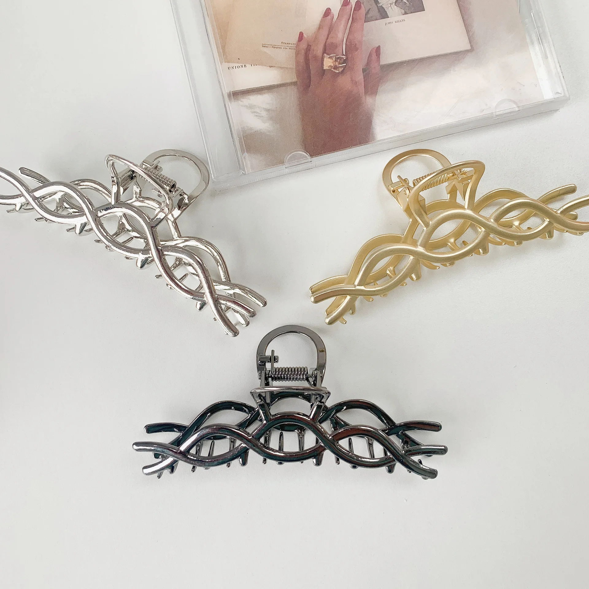 

The latest fashion irregular wavy twist-shaped hair claw female girl simple hollow crab hairpin headdress accessories