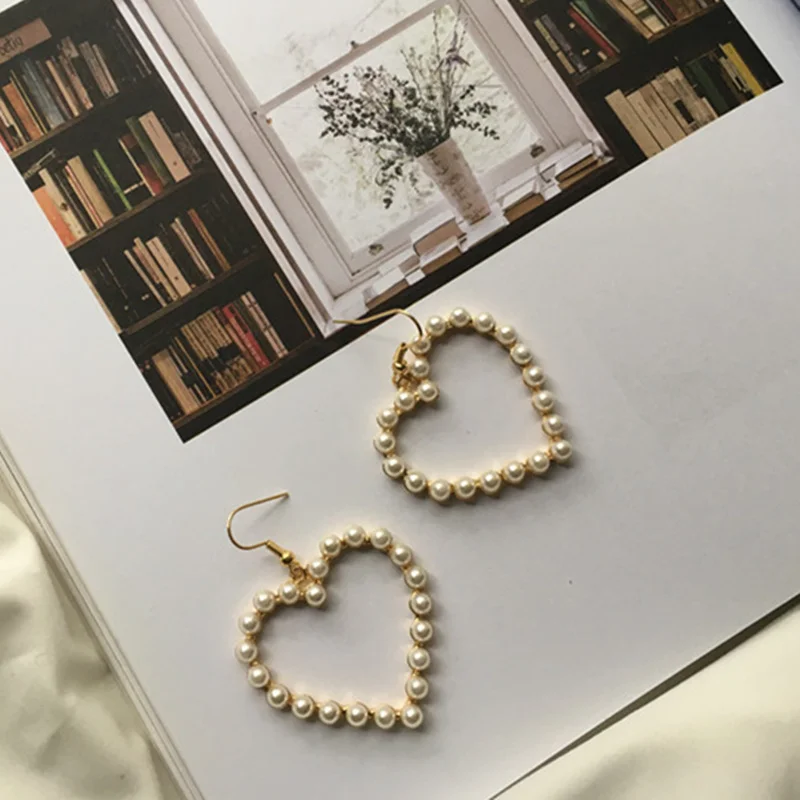 Женские серьги-подвески в форме сердца золотого цвета с жемчугом | Украшения и