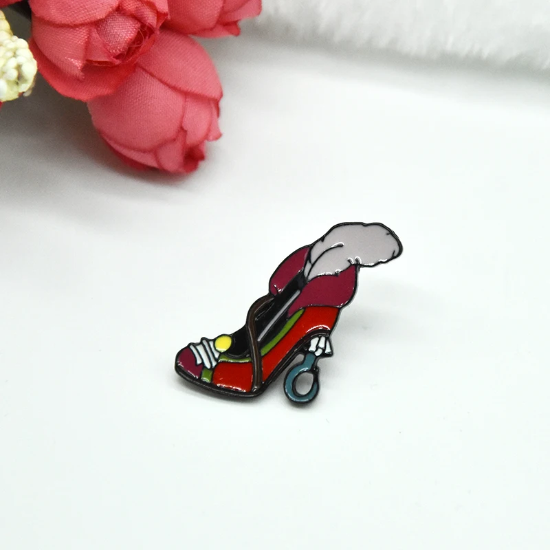 Брошь на высоком каблуке с эмалью и перьями | Украшения аксессуары