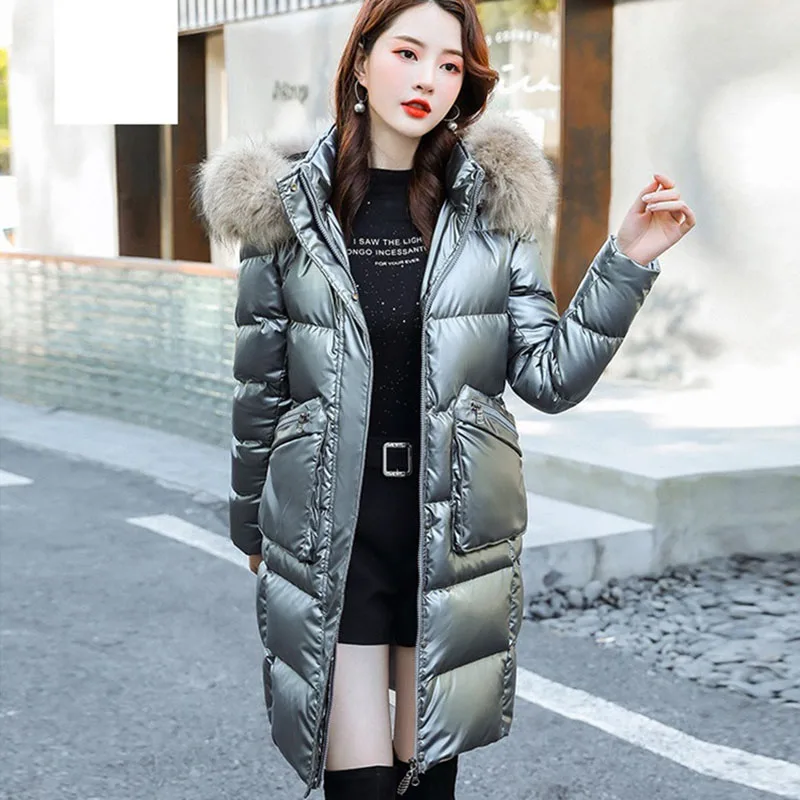 Женский зимний пуховик средней длины с капюшоном и мехом енота | Женская одежда