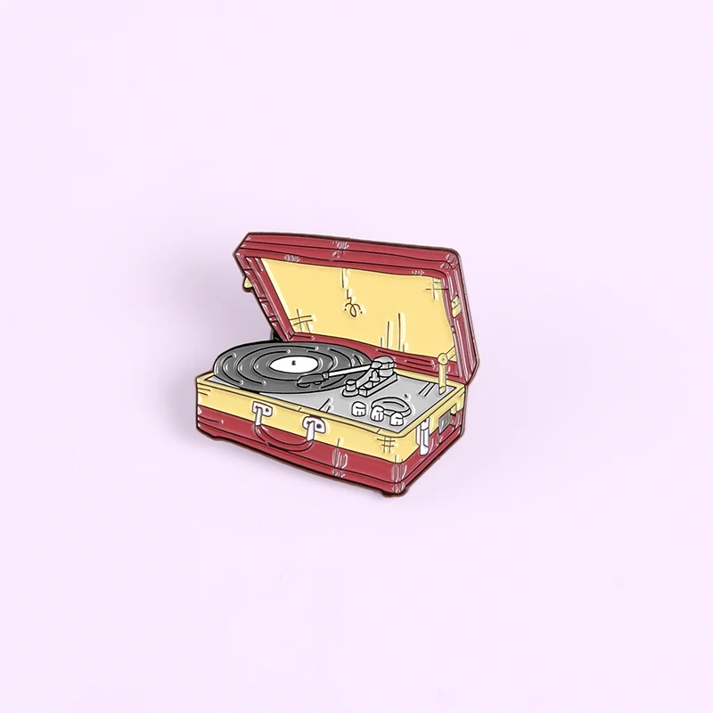 Красные винтажные булавки для записывающих проигрывателей чемоданов в стиле 80-х