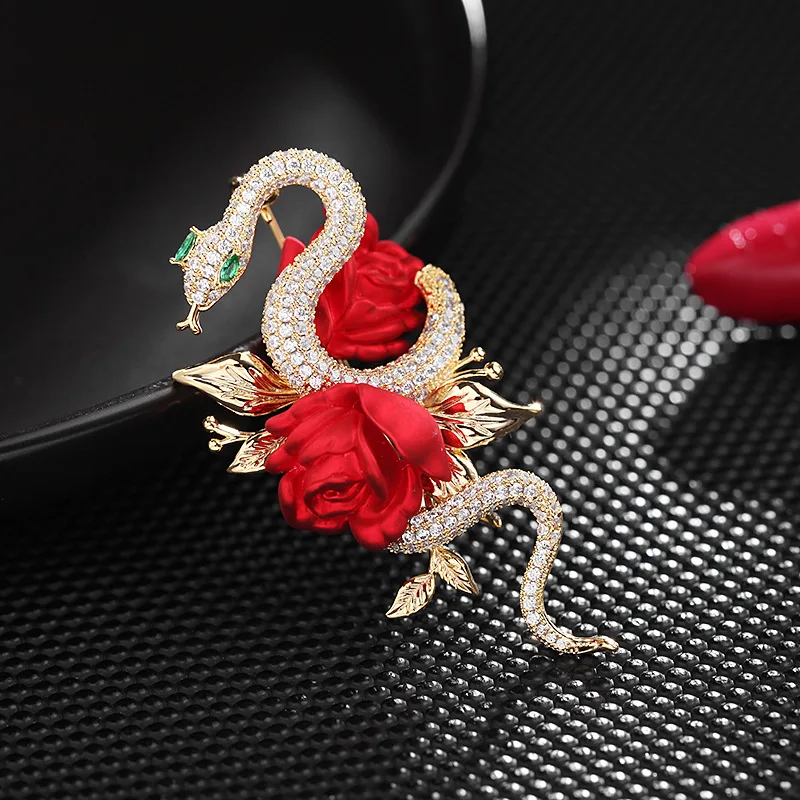 

2021 New Female Brooch Inlaid Zircon Animal Brooches for Women Exaggerated Personality Design Flower Snake Broche Christmas Gift