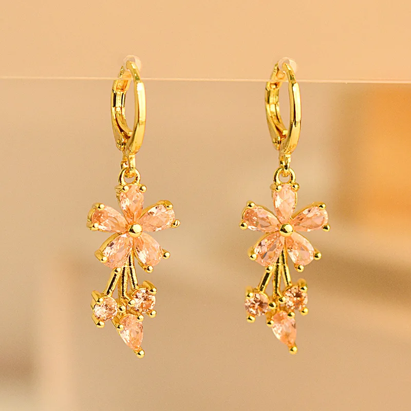 Кольцо покрытое 18 каратами золота инкрустированные в форме капель воды груша