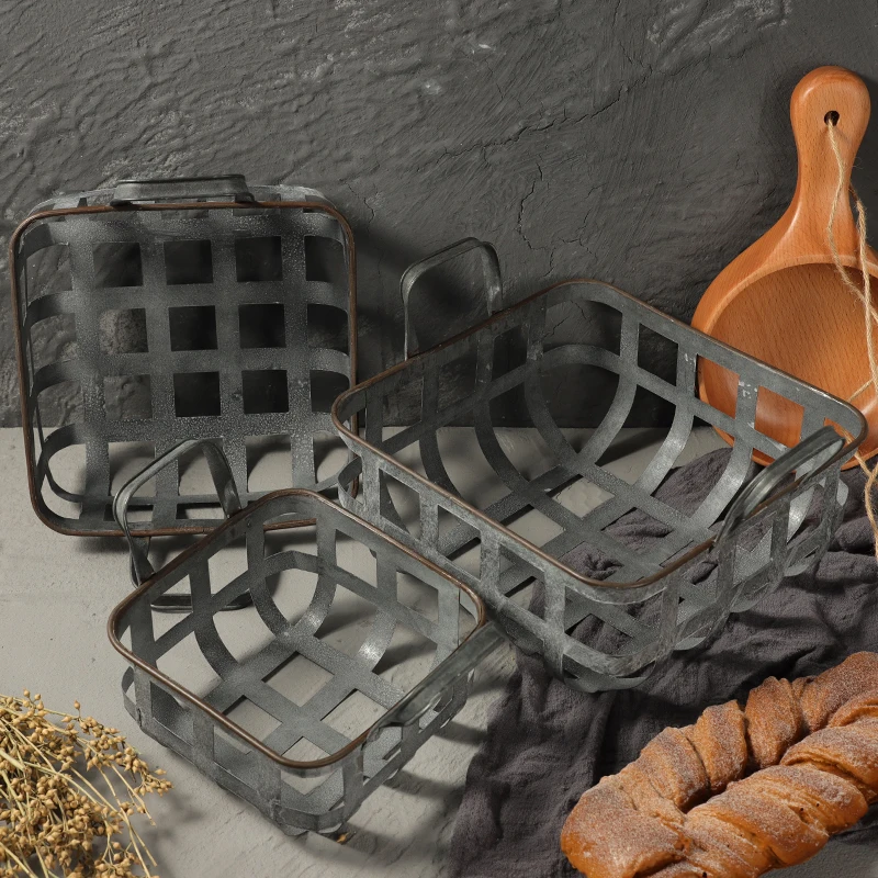 

Vintage Square Hollow basket With Handle Bread Tray Antique Metal Retro Fruit Basket Baking Display Retro Iron Photography Props