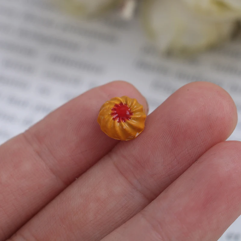 

1Pack Resin 1:12 Dollhouse Miniature cute Dollhouse Cookies Kitchen Play Toys Dessert For Kids Doll
