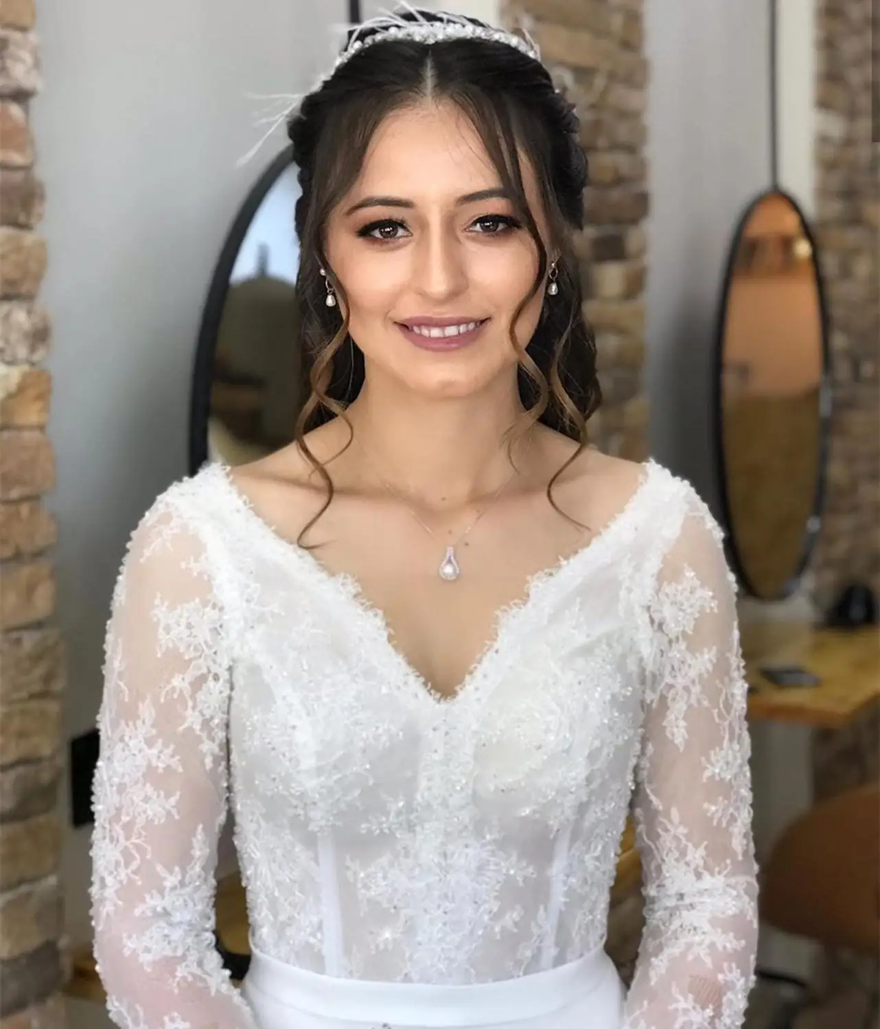 

2021 Wedding Dress V-Neck Lace Appliques Sequined Full Sleeve Tulle Backless Gorgeous Floor Length Sweep Train Bridal Gowns