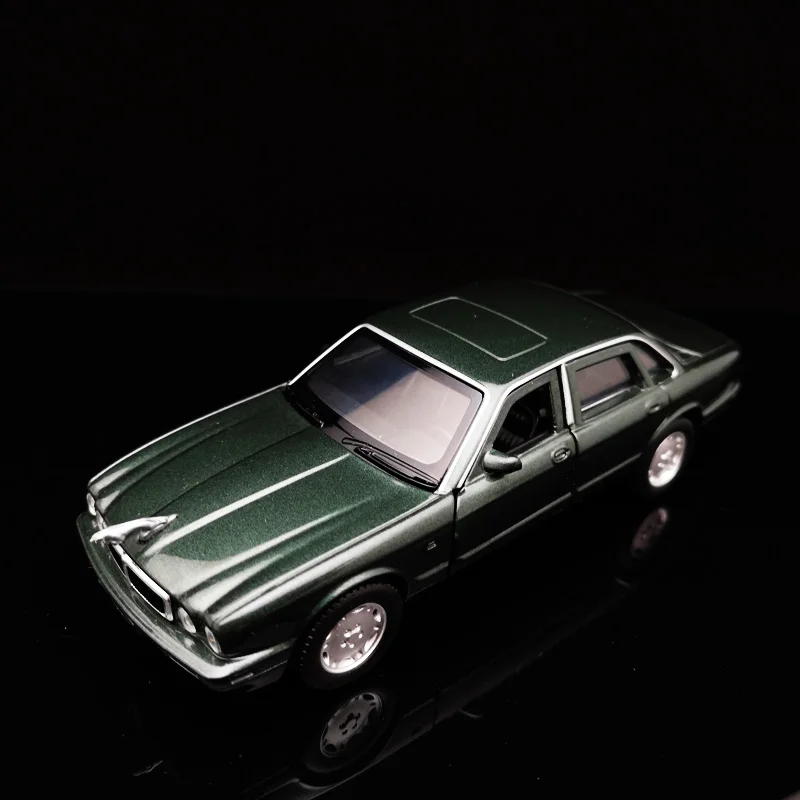 Коллекционная игрушка Jaguar XJ6 коллекционная из сплава в масштабе 1/32 подарок для