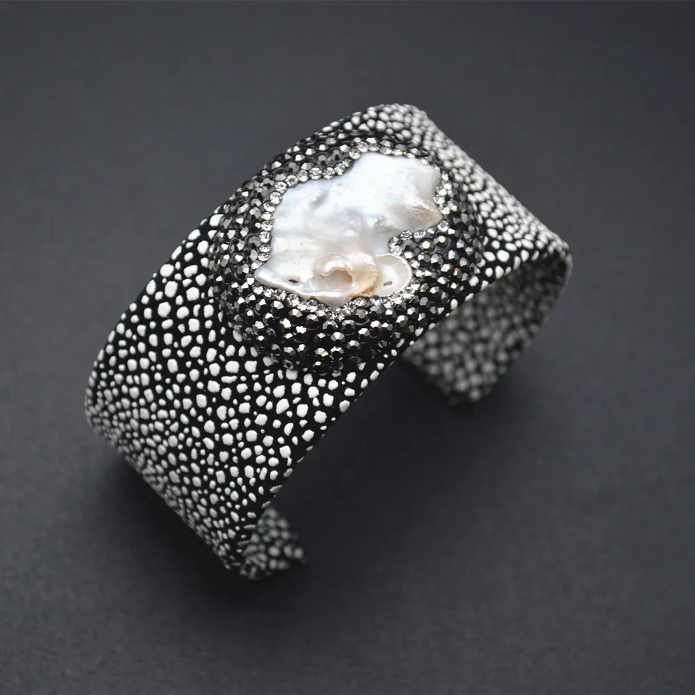 Натуральный пресноводный жемчуг серый цвет белое пятно черная кожа Ширина 30 мм