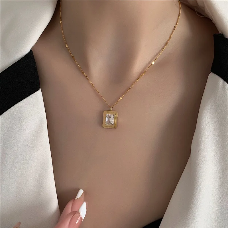 

Ожерелье в европейском и американском стиле с инкрустированными бриллиантами, квадратным металлическим ветром, ожерелье из титановой стал...