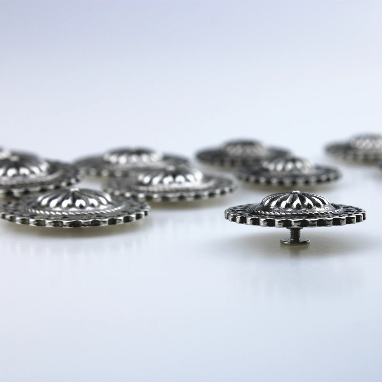 Кожевенное изделие металлическое Conchos античное серебряное покрытие 607137-32/36 Diy