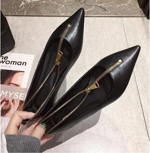 Женские туфли на плоской подошве кожаные с острым носком украшенные молнией