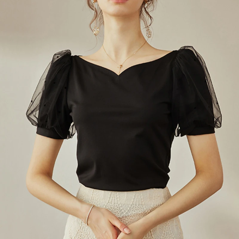 

Lady's heart-shaped collar knitted T-shirt in spring 2021, on the new solid color stitching mesh bubble sleeve