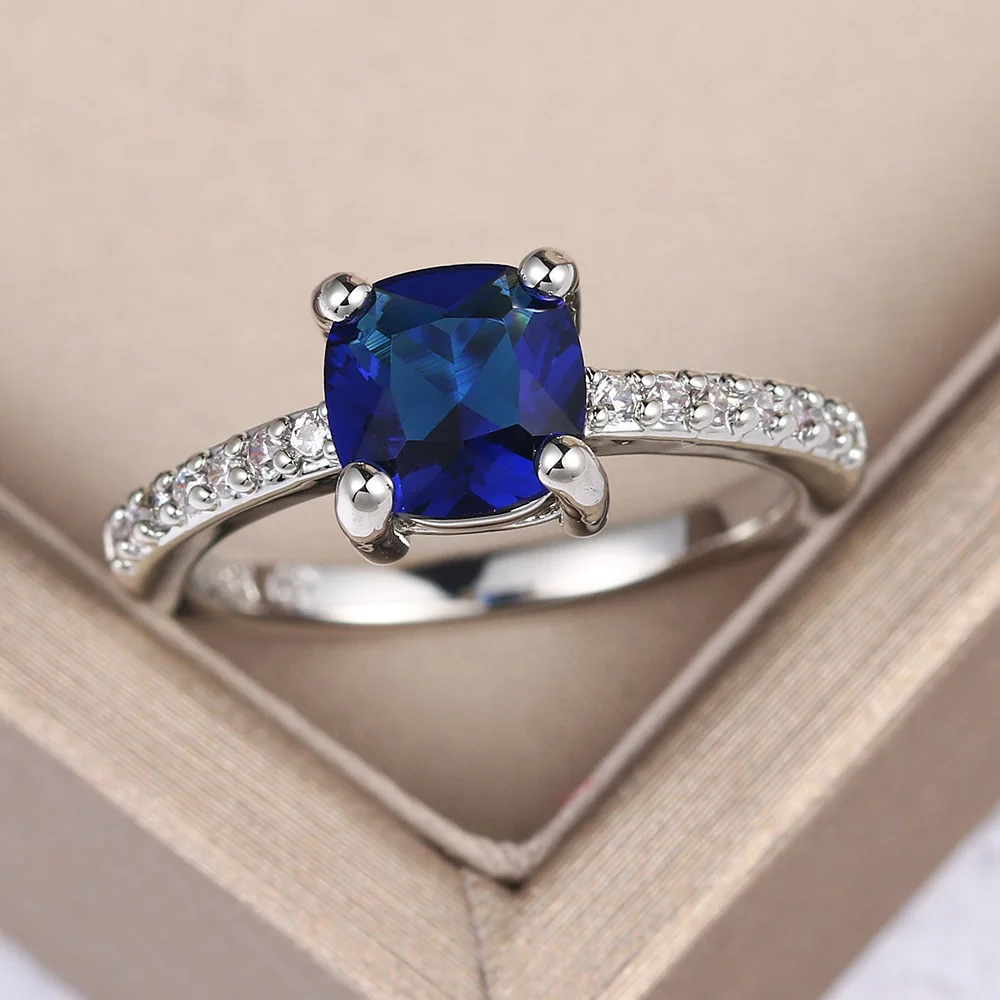 Женское кольцо с квадратным фианитом серебристое четырьмя закрепками зеленый и