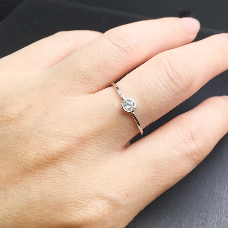 Женское кольцо из серебра 925 пробы с муассанитом |