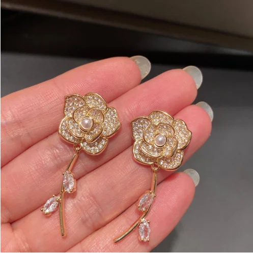 

Women Vintage and elegant rose pearl ins earrings silver needle earrings