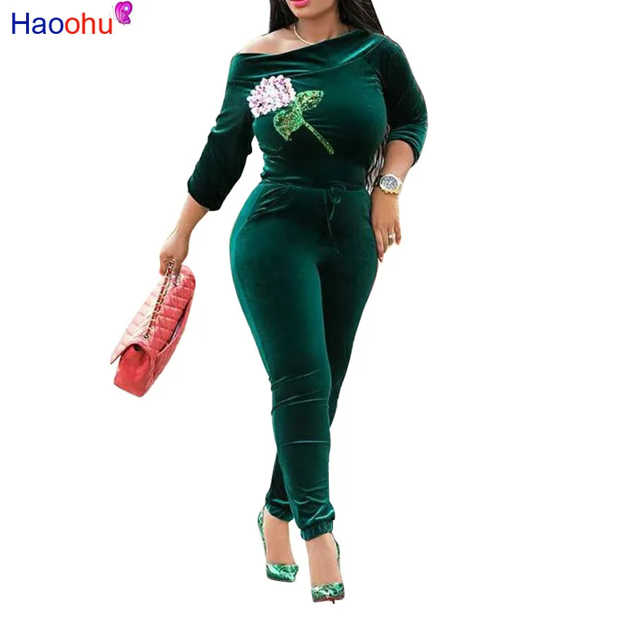 Женский бархатный комбинезон с блестками вырезом лодочкой и длинным рукавом