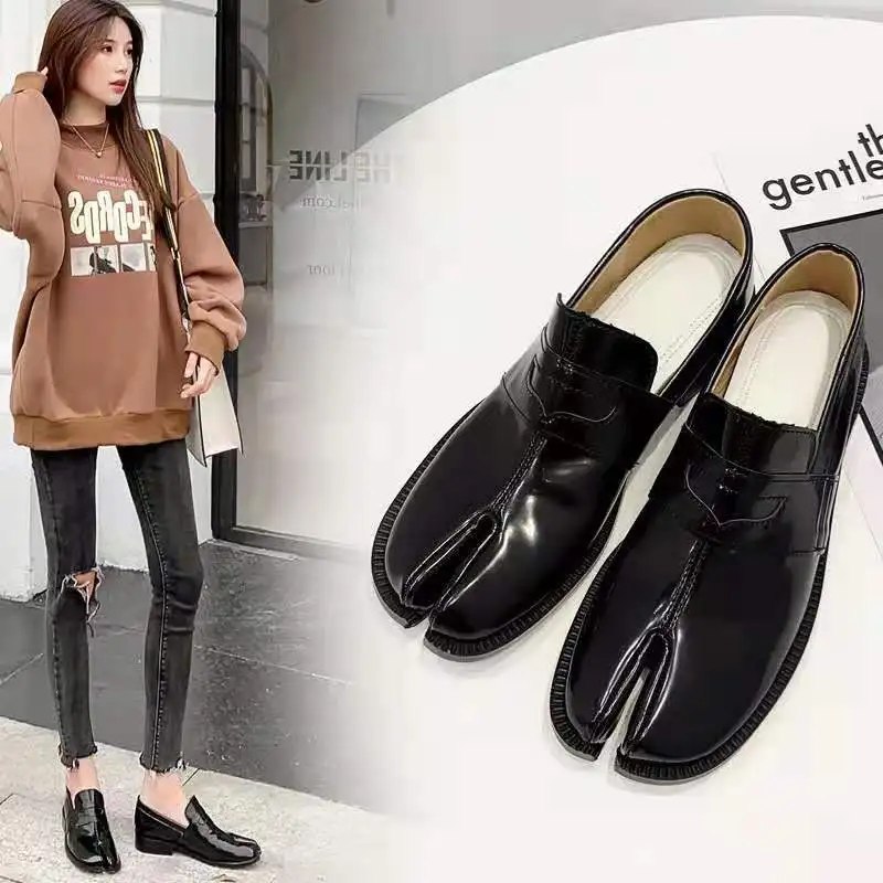 

2021 Autumn And Winter New Square Toe Net Red Thick Heel Paint Horseshoe Shoes Split Toe Mid-Heel Women's Shoes