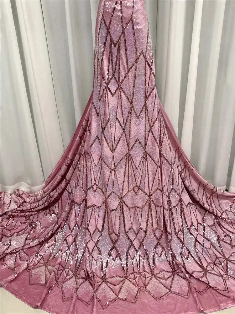 Красивая зеленая бархатная кружевная ткань с полихроматическим камнем