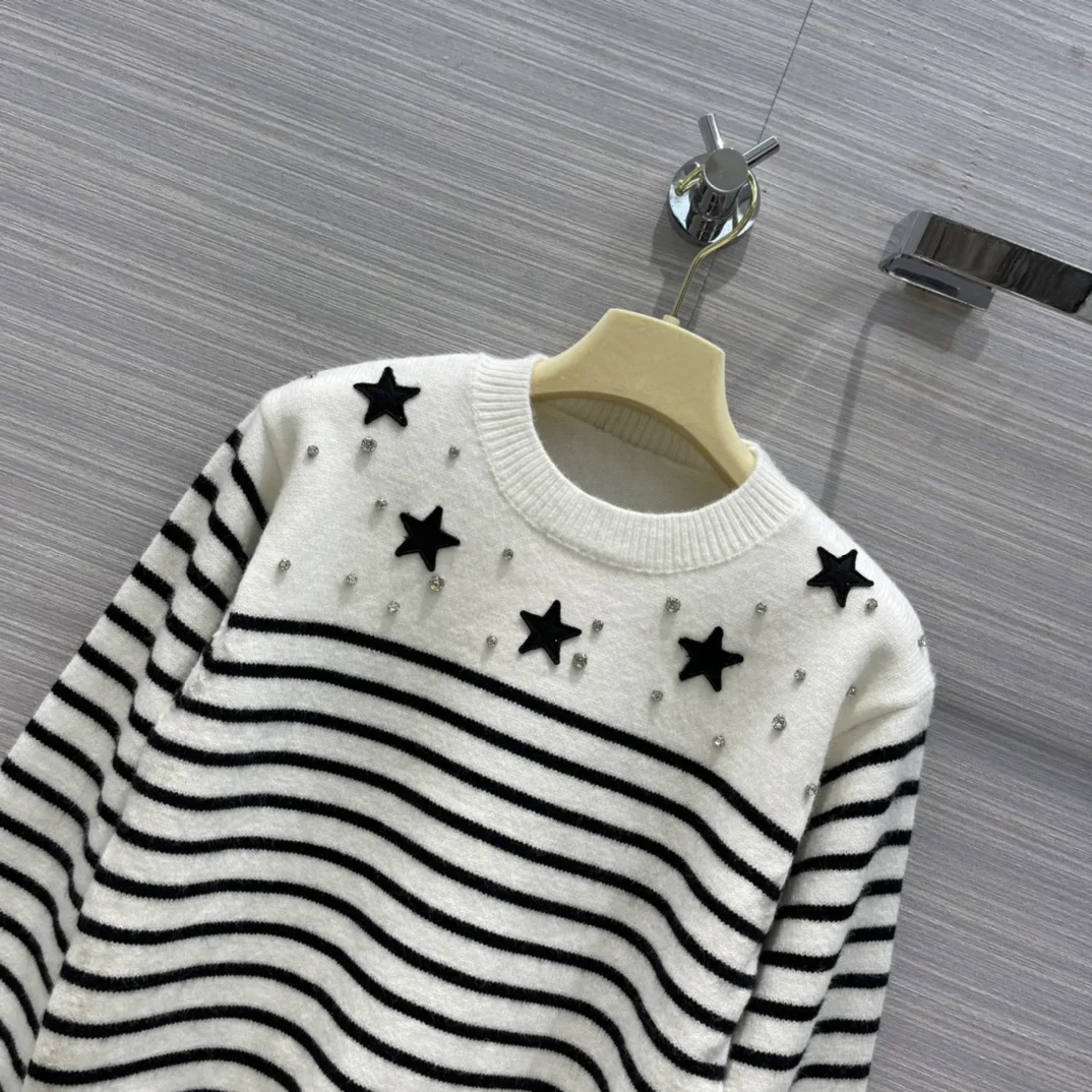 Женский трикотажный свитер в темно-синюю полоску с длинными рукавами | Женская