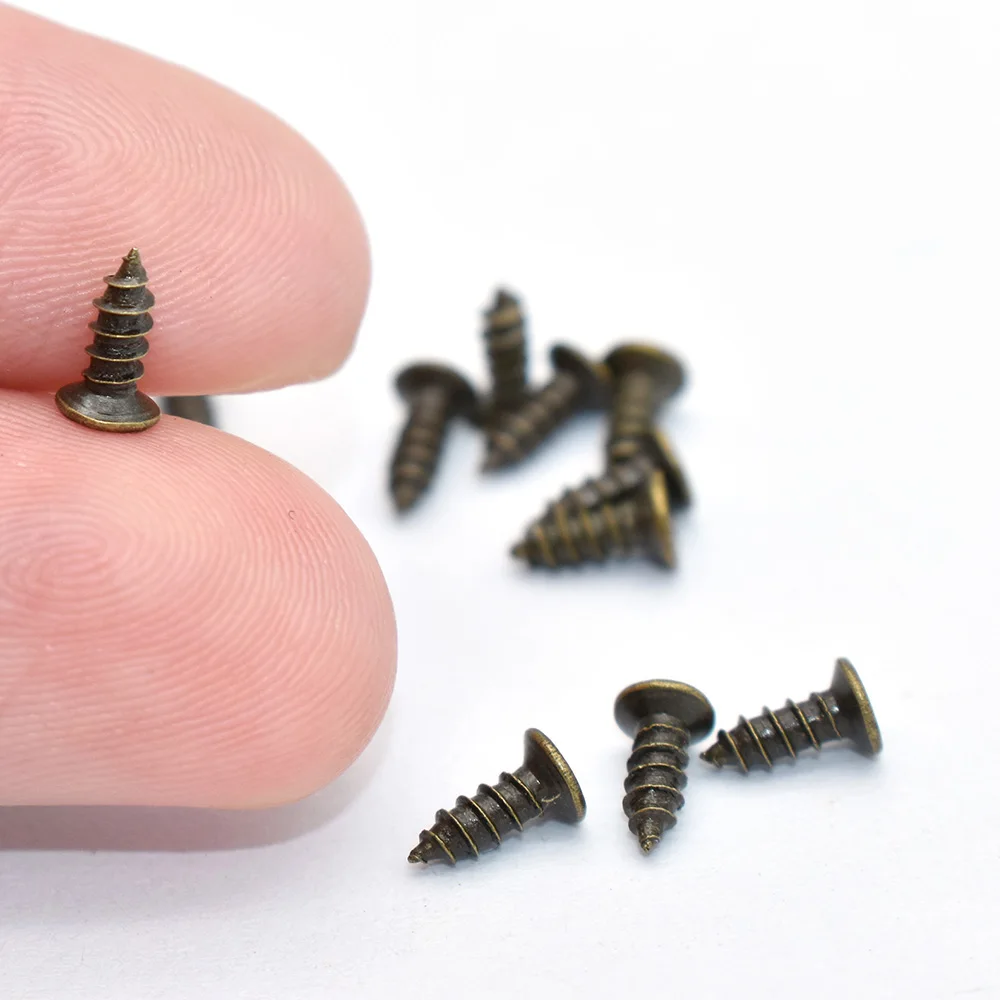 Миниатюрный железные винты небольшой бронзового цвета с плоской головкой по