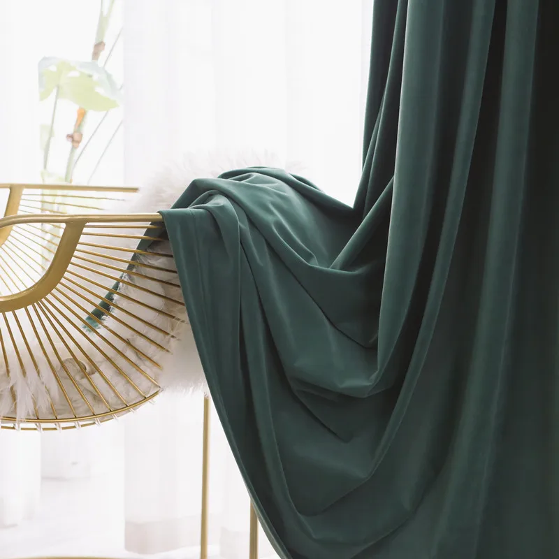 Роскошная бархатная штора в современном минималистичном стиле темно-зеленая