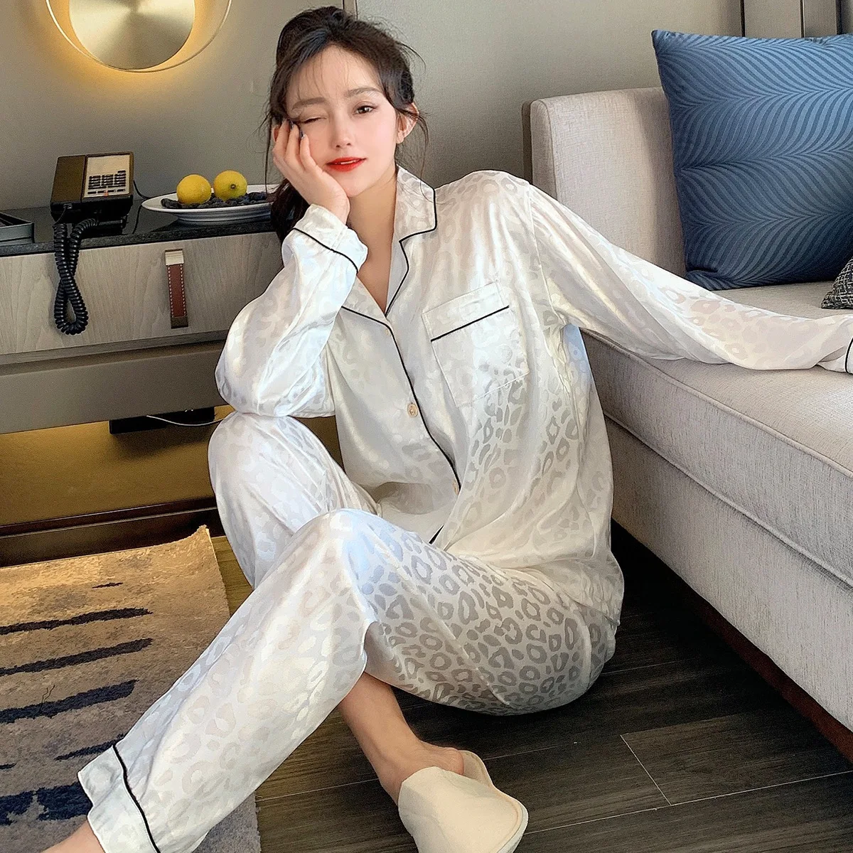 

Шелковая пижама Осень-Зима Женская пикантная Домашняя одежда кардиган брюки с длинным рукавом Повседневная Свободная пижама из двух часте...