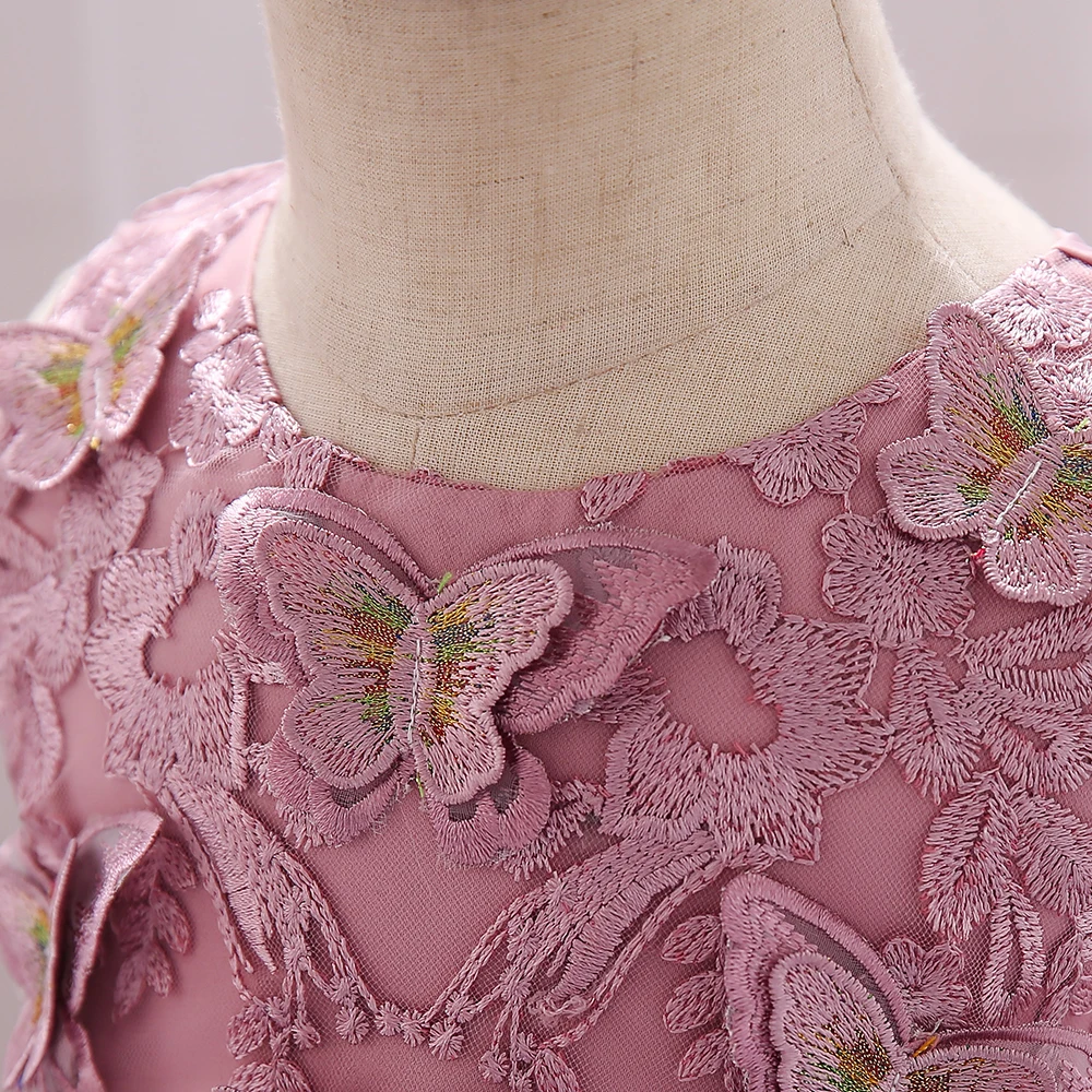 Детское платье с цветочной аппликацией и вышивкой |
