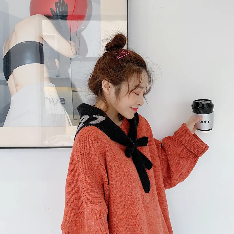 Вязаный шарф для шейного отдела позвоночника в кондиционирующей комнате с