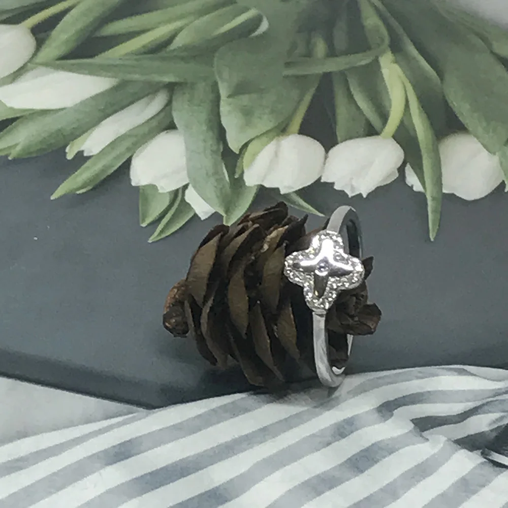 Женское кольцо из серебра 925 пробы с белым фианитом | Украшения и аксессуары