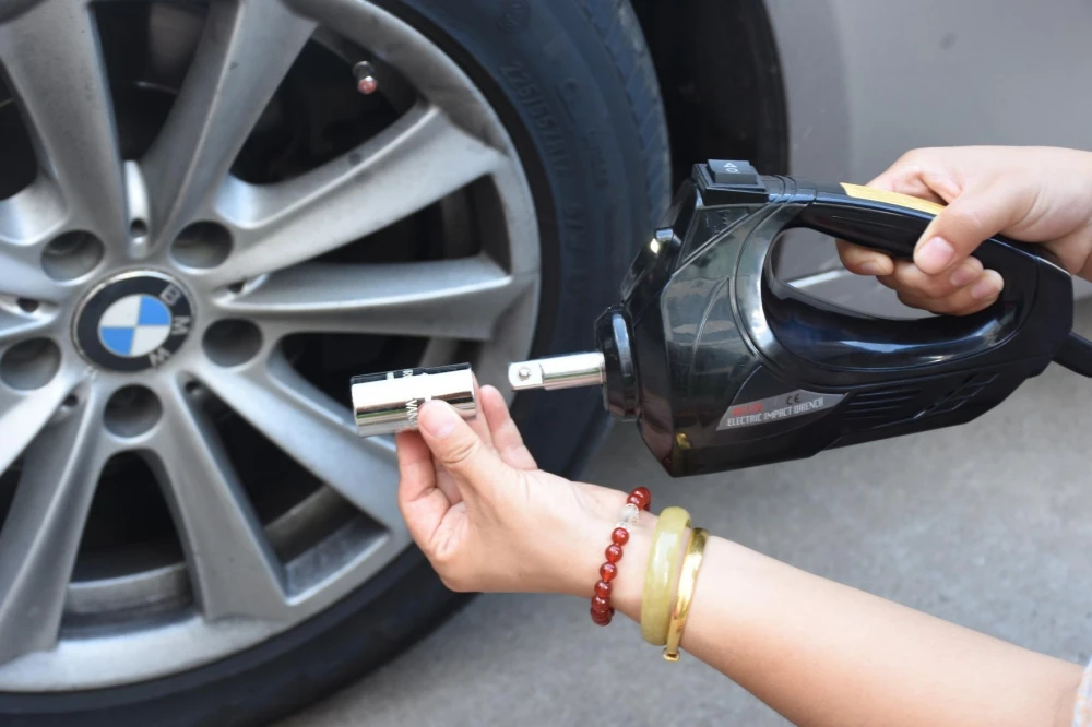 

E-HEELP Car Electric Wrench Black Impact Socket Wrench 1/2 Inch 12V 480N Auto Tyre Change Tools for removing car tires