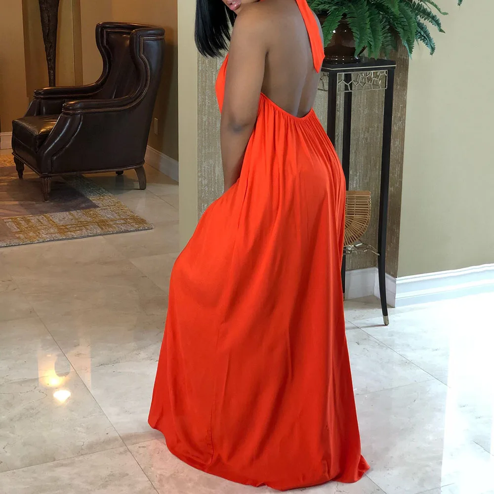 Женское длинное платье с лямкой на шее оранжевое белое плиссированное макси