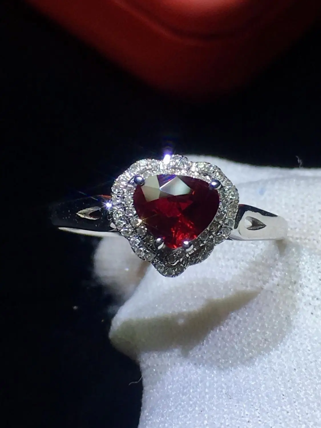 Женское Обручальное Кольцо из белого золота 18 К с красным Рубином 0 78 карата |