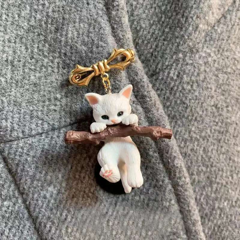 

Cute Animal Cat Brooch Naughty Cat with Branch Play Lapel Pin Clothes Sweater Pin Unisex Party Bijoux Christmas Best Gift