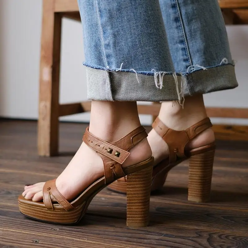 Женские босоножки на деревянном каблуке двухцветные высоком квадратном с