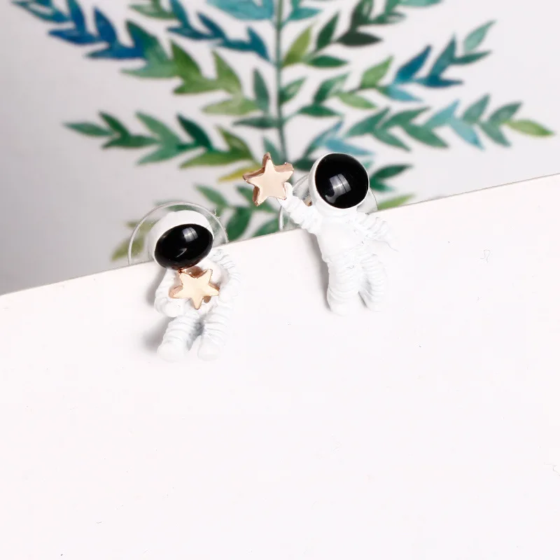 

Small and cute astronaut astronaut earrings femininity net red star asymmetrical earrings