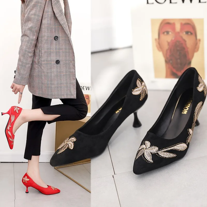 Туфли-лодочки женские с вышивкой заостренный носок высокий каблук искусственная