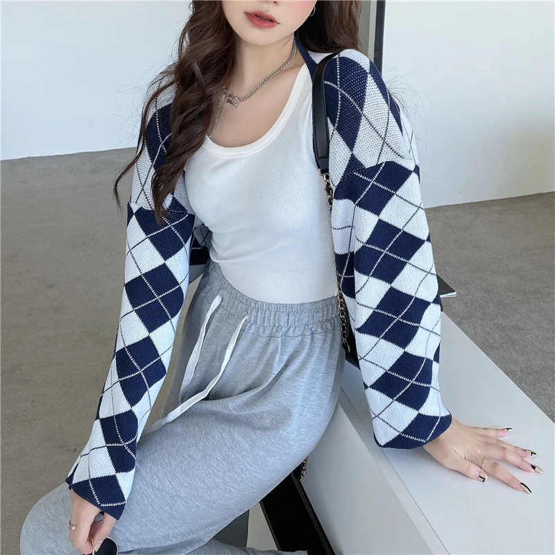Женский свободный короткий свитер в контрастную клетку Осень-зима 2021 |