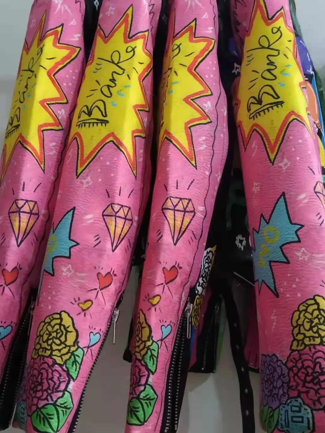 Женская кожаная куртка в стиле панк из искусственной кожи с граффити и