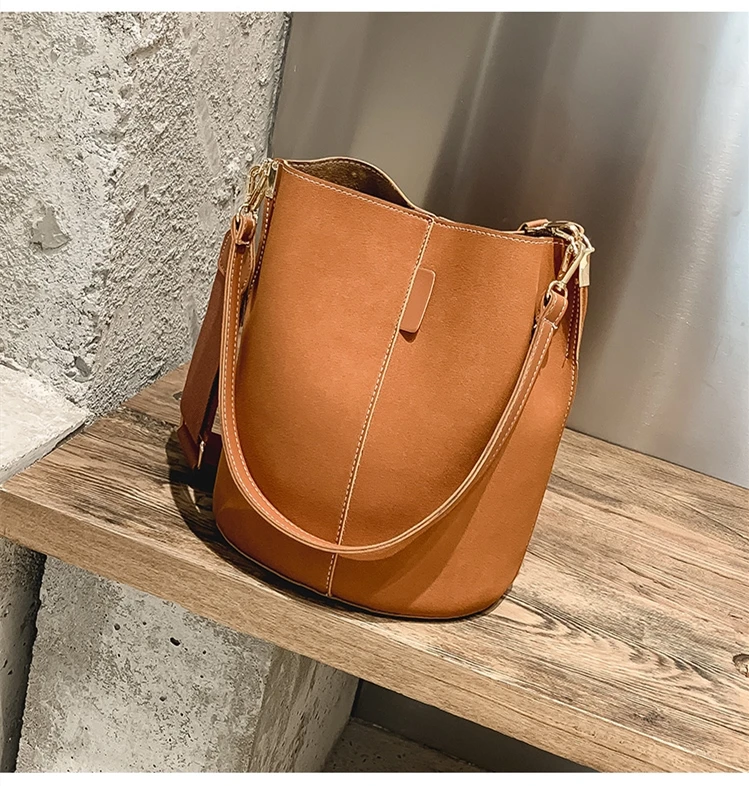 Качество Искусственная кожа crossbody сумки для женщин ретро дамы сумка заклепки клапаном сумка женская через плечо с цепочкой сумка