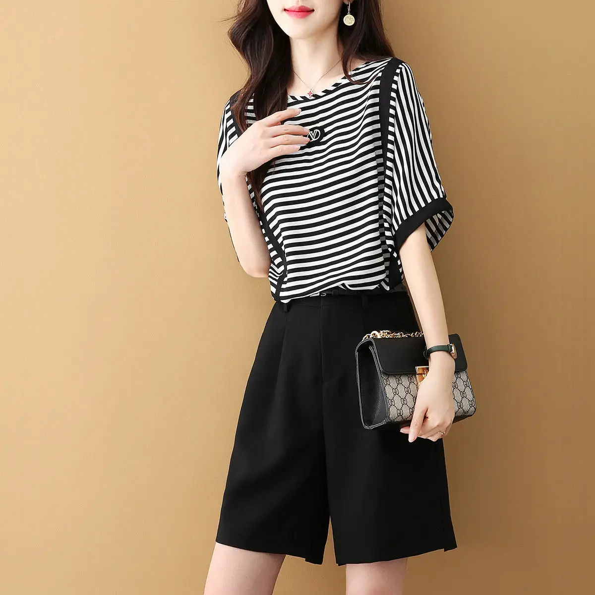 

The new style of 2021 summer stripe T-shirt shorts two sets of foreign style all match show thin jacket trousers suit women
