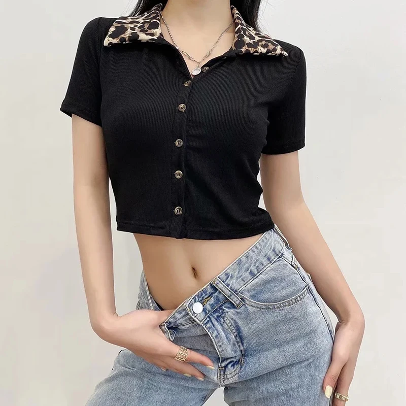 

Женский леопардовый кроп-топ на пуговицах