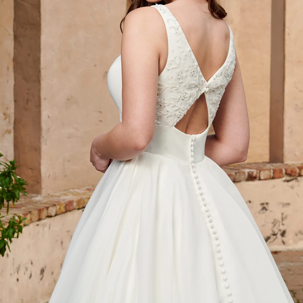 

Fancy Organza Wedding Dress Court Train Bridal Gowns Sexy V-Neck Sleeveless Stunning Back Style with Beading Sequins